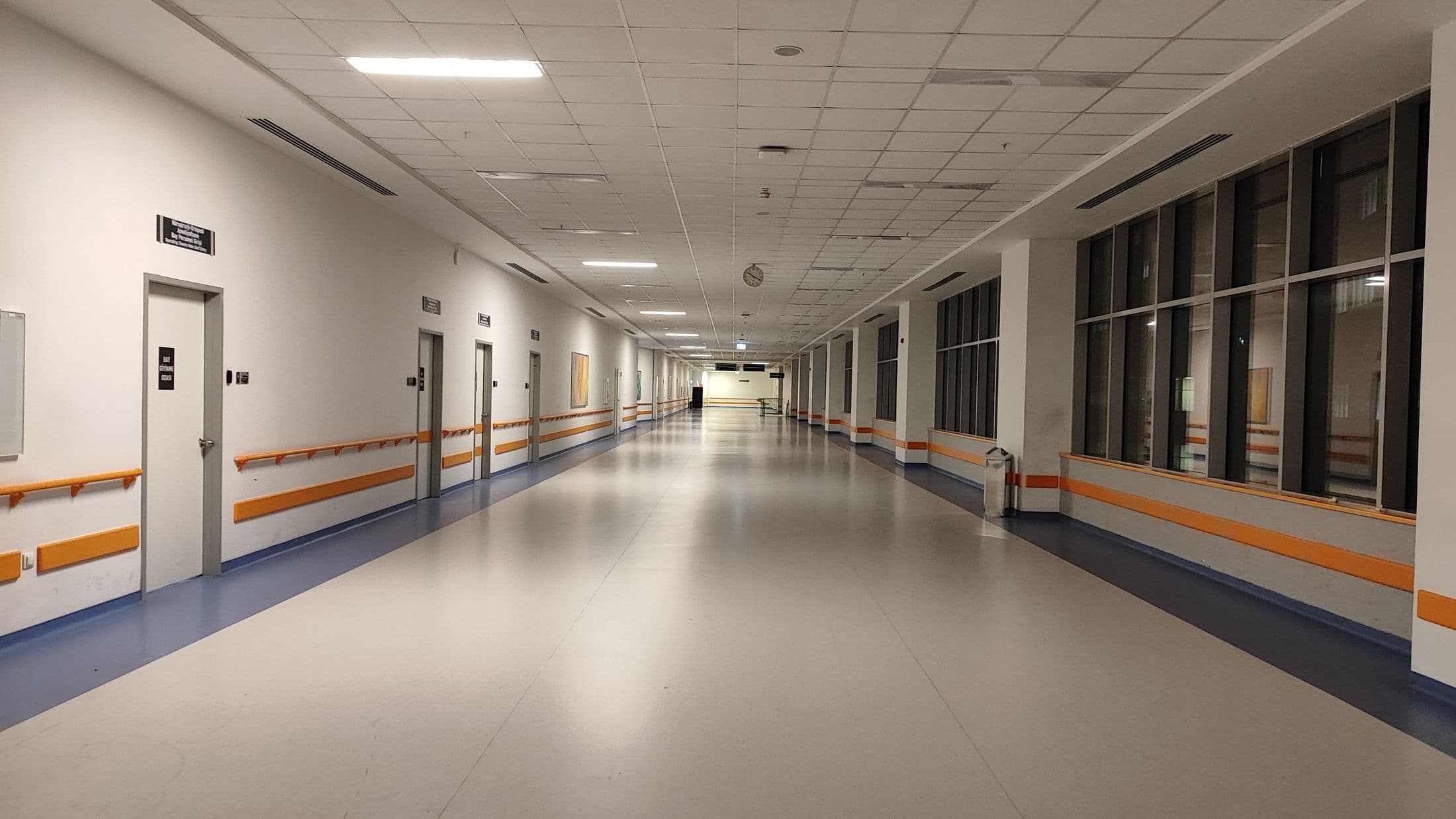 Heller Flur in einer Klinik